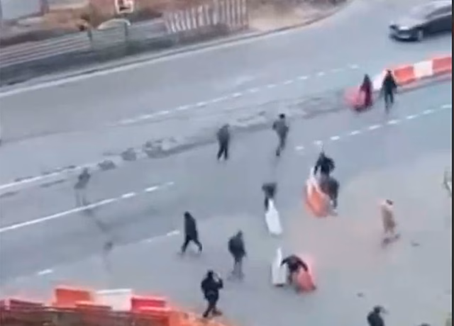 В Подмосковье водители растащили ограждения на дороге ради поворота налево