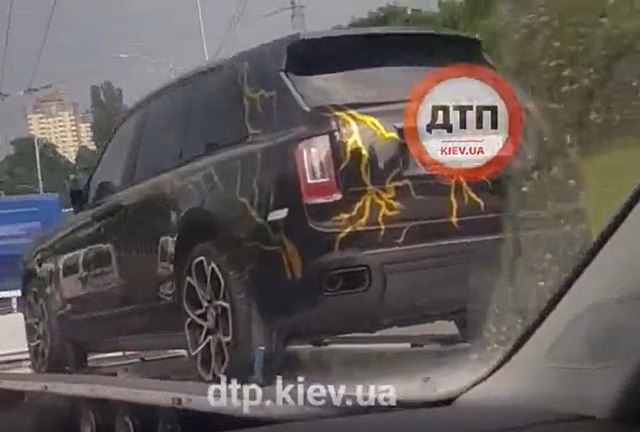 В Киеве заметили практически точную копию Rolls-Royce Cullinan видеоблогера Эрика Давидыча
