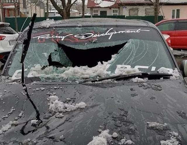 На автомобиль упала ледяная глыба во Владивостоке