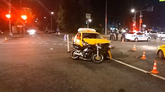 В Зеленограде мотоцикл столкнулся с такси, есть пострадавшие