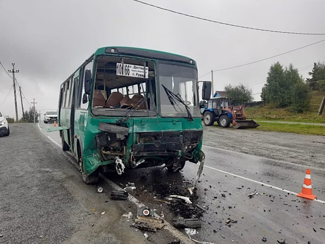 В свердловском городе легковушка влетела в пассажирский автобус