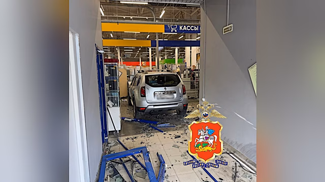 Иномарка протаранила магазин в Истре