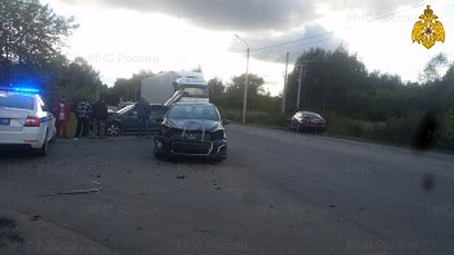 В Калуге жестко столкнулись три иномарки