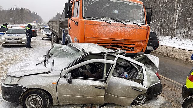 В ДТП на подмосковной «бетонке» под Сергиевым Посадом погиб человек