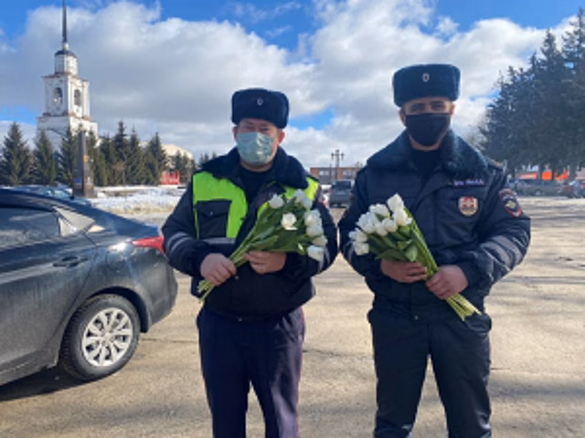 В Брянске инспекторы ГИБДД подарили автоледи цветы