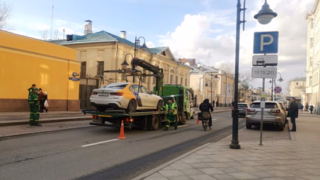 Парковка у поликлиник Москвы будет бесплатной только два часа