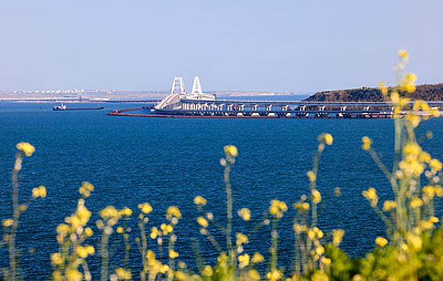 Движение транспорта по Крымскому мосту временно перекрывали