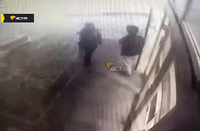 Влетевшая в станцию метро «Золотая Нива» иномарка чуть не расплющила двух людей