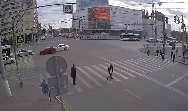 Момент ДТП на перекрестке в центре Волгограда попал на видео