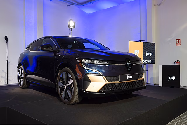 Renault посвятил современный Megane E-Tech классическому Clio Williams