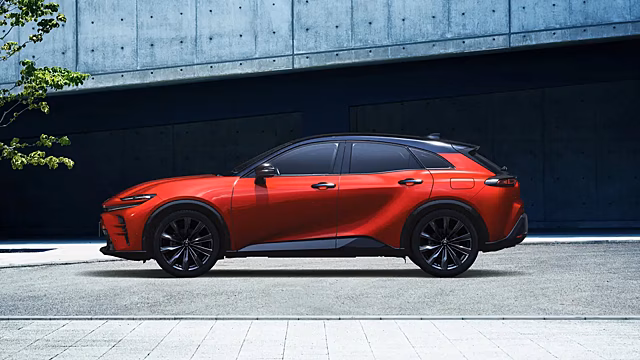 Toyota представила новую модель Crown Sport