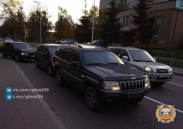 На Судостроительной водитель седана поспешил и собрал в ДТП «паровозик», пострадал 16-летняя девушка