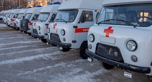 В Магадане вручили ключи от 15 новых «скорых» главным врачам районных больниц