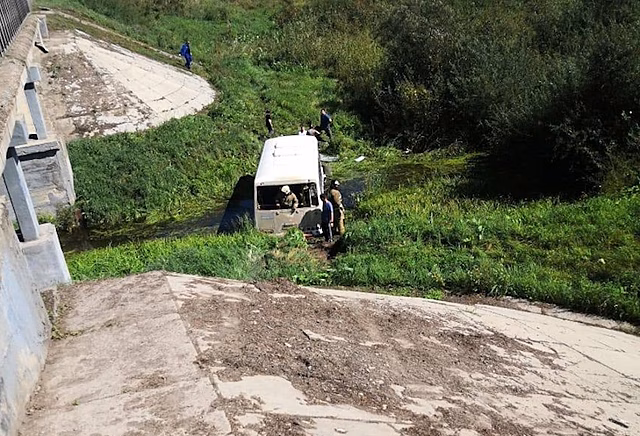 Автобус ПАЗ с пассажирами съехал в кювет под Новосибирском