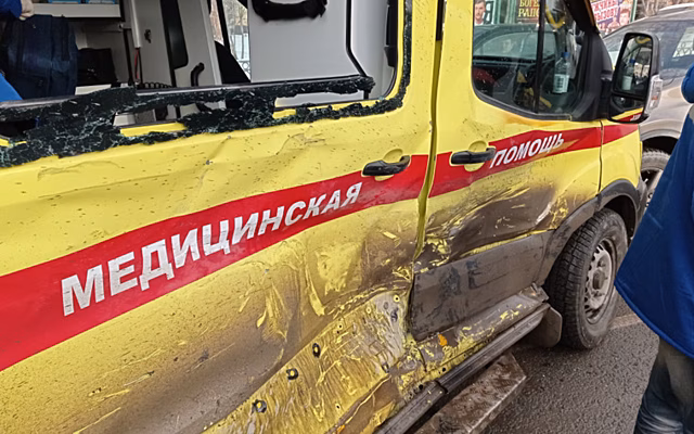 «Газель» въехала в машину реанимации в Екатеринбурге