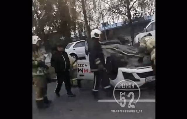 Такси перевернулось на крышу в Нижнем Новгороде
