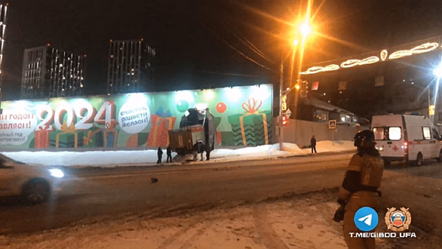 В Уфе пожарная машина протаранила стену с надписью «Счастья и радости в 2024»