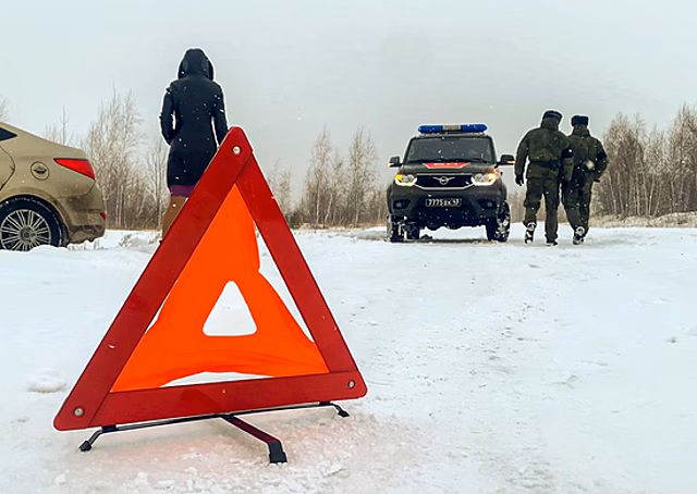 Военные полицейские ЗВО в ходе дежурного патрулирования оказали помощь гражданскому водителю на проселочной дороге под Воронежем