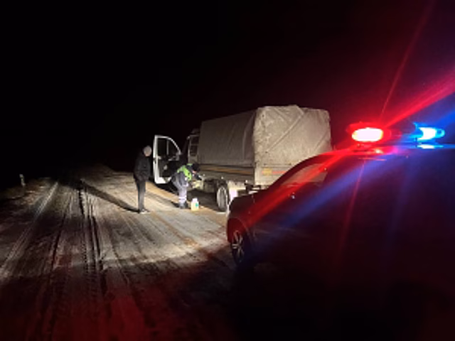 В Оренбургской области полицейские помогли троим гражданам на дороге