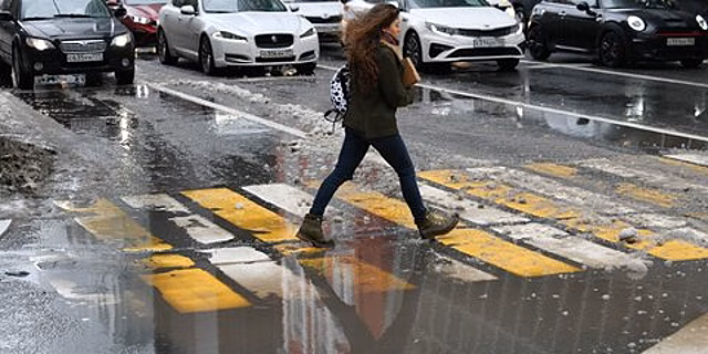 Из-за ухудшения видимости подмосковных водителей призвали останавливаться у переходов