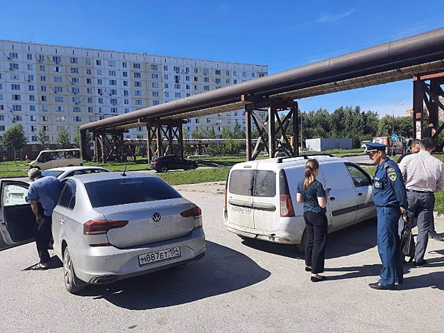 Сотрудник нелегальной заправки наехал на сотрудника полиции в Новосибирске