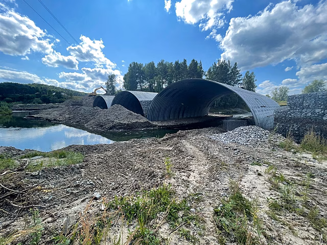 На дороге к горнолыжному комплексу под Новосибирском строят новый мост