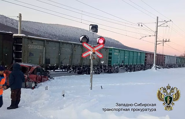 Грузовой поезд протаранил легковушку на переезде под Шерегешем