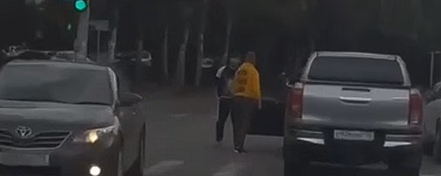 На улице Котовского в Новосибирске два водителя прямо на дороге выяснили, кто сильней