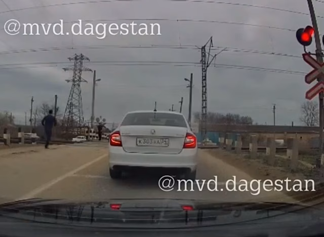 В Дагестане автомобиль столкнулся с поездом, есть жертвы