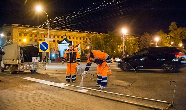 В Волгограде обновляют дорожную разметку около учебных заведений