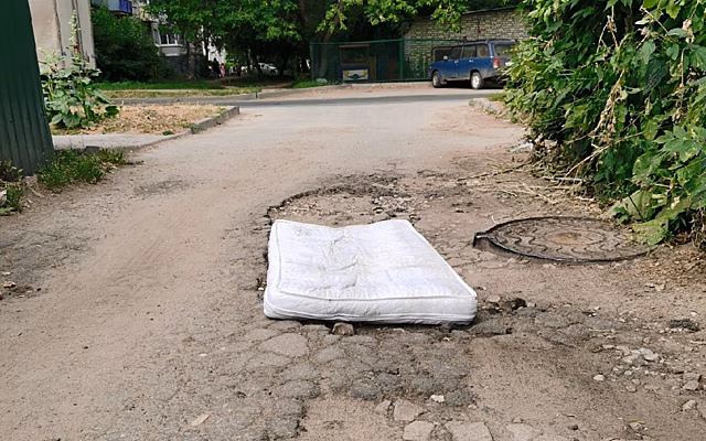 В Рязани на улице Рыбацкой заделали яму матрасом