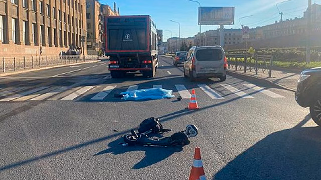 В Санкт-Петербурге самосвал насмерть переехал мужчину на самокате