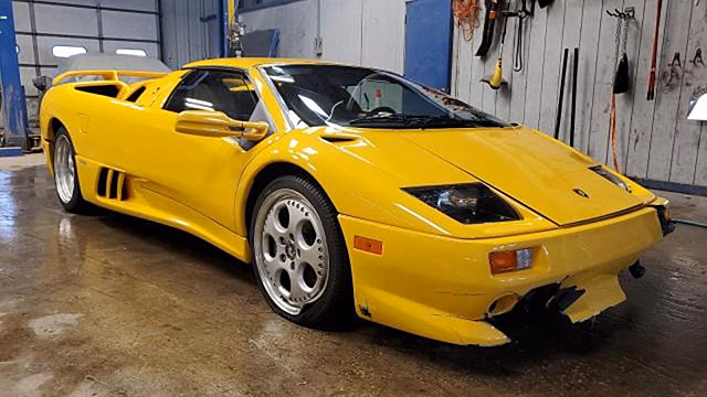 На продажу выставили разбитый Lamborghini Diablo VT Roadster