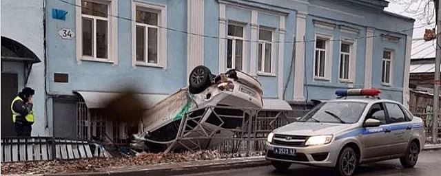 В Самаре каршеринговый автомобиль попал в ДТП с переворотом