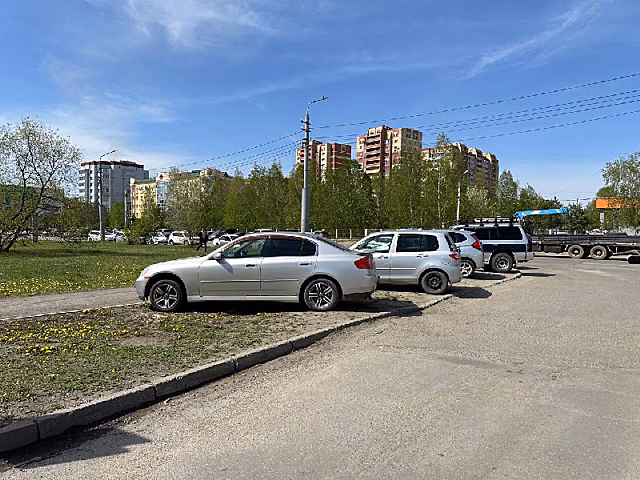 В Благовещенске оштрафуют более 70 водителей, которые паркуются на газонах
