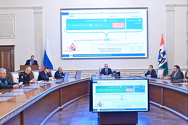 Губернатор Андрей Травников потребовал убирать снег без отдыха и выходных