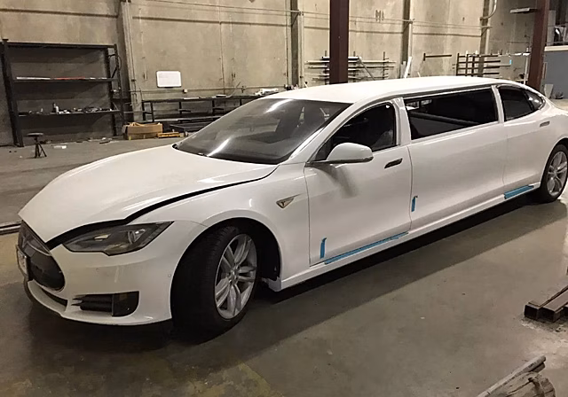 Первый лимузин Tesla выставили на онлайн-аукцион