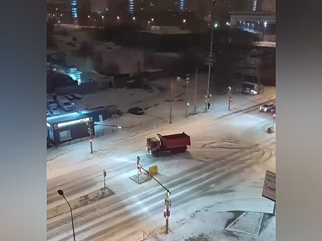 Полиция оштрафовала устроившего дрифт водителя грузовика в Москве