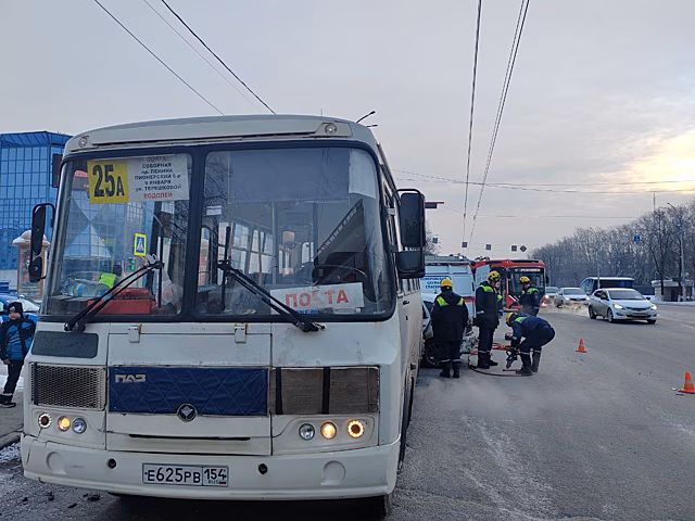 Кемеровчанин оказался заблокирован внутри автомобиля после ДТП