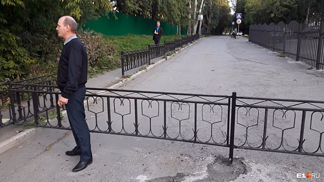 На Пионерке из-за требований безопасности забором закрыли сквозной проезд через улицу