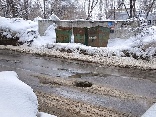 На люке посреди улицы Международной несколько недель отсутствует крышка