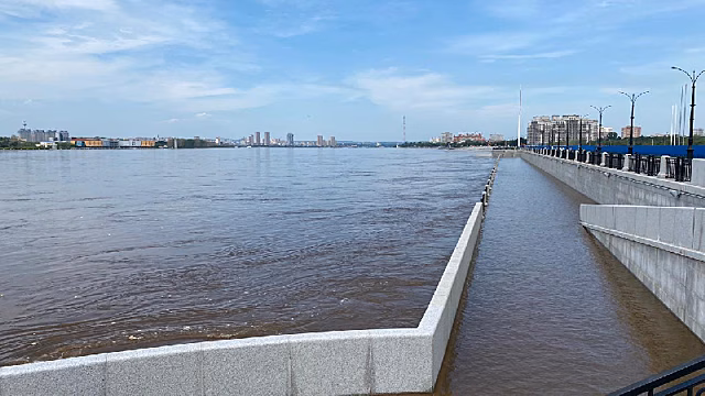 В Благовещенске утонул нижний уровень набережной, в Хэйхэ под воду ушла таможня