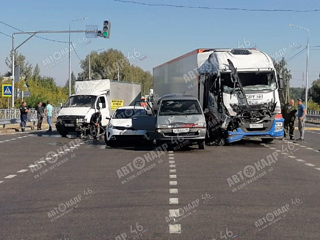 На курской трассе столкнулись пять автомобилей