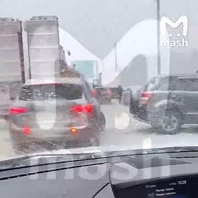 Массовое ДТП из-за снегопада в Москве попало на видео