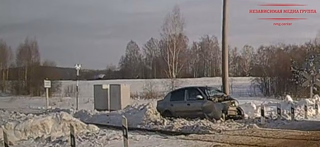Легковушка врезалась в проезжающий поезд под Костромой