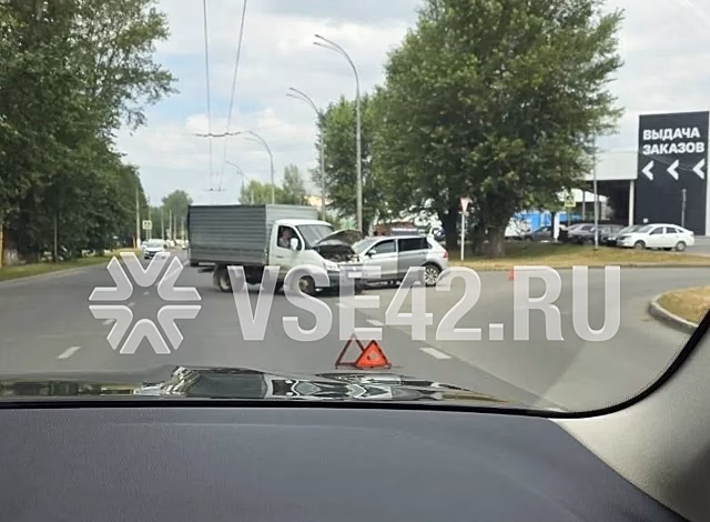 ДТП произошло у строительного гипермаркета в Кемерове