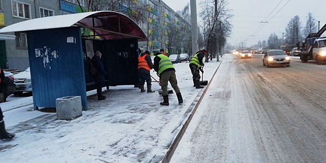 В Кирове на борьбу со снегопадом отправили 70 единиц техники и 90 дворников