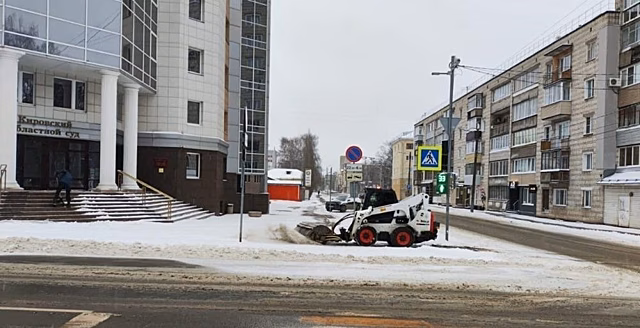 В Кирове устраняют последствия весеннего снегопада