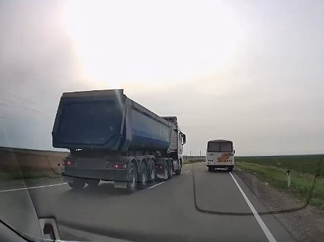 В Амурской области опасный манёвр водителя грузовика на дороге попал на видео