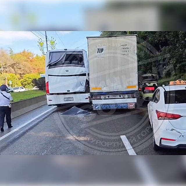 В Адлере произошло ДТП с участием двух фур и экскурсионного автобуса